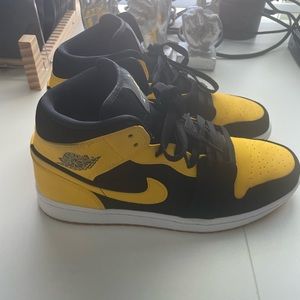 Jordan 1 Retro Mid (New Love) 2017 ***Great Condition